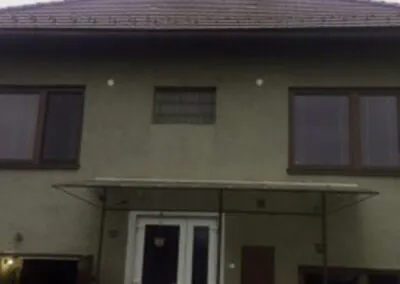 Frézovanie komína na rodinnom dome – kominár pri práci na streche