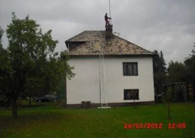 Frézovanie komína na rodinnom dome – výškové práce s rebríkom