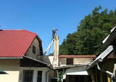 Frézovanie starého komína pomocou plošiny – bezpečné riešenie vo výškach