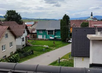 Zrekonštruovaný murovaný komín s novou nerezovou hlavicou po vložkovaní a frézovaní – ideálne riešenie pre modernizáciu vykurovania